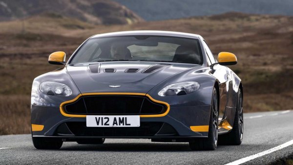 Макар че Aston Martin даде клетва да не зареже V12 както сториха много от конкурентите му, днес неговият водещ двигател е с турбокомпресор. Върнете обаче часовника назад към 2009 г. и си спомнете за онзи атмосферен V12, който намира последния си дом в прекрасната каросерия на Vantage. Обявен за един от най-великите модели на Aston Martin, направени някога, този V12 спортен автомобил е едновременно красавец и звяр.